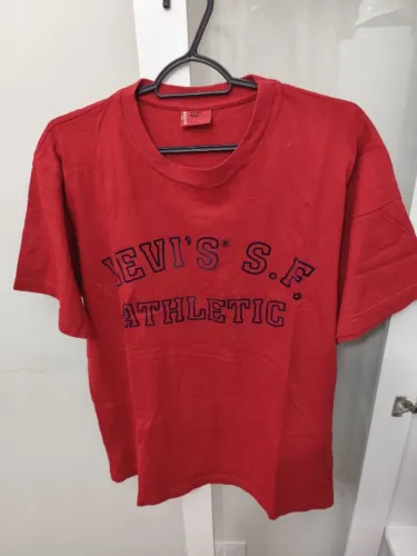 Camiseta Levis masculina vermelho M usado
