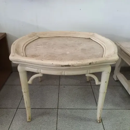 mesa em faux bambou em madeira nobre patinada na cor branca com tampo em mármore