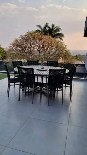 MESA DE ALUMÍNIO RIPADA COM 8 CADEIRAS