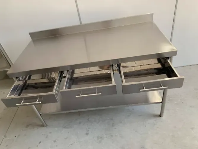 Mesa com Gavetas em inox