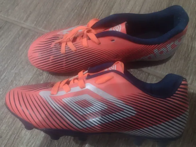 Chuteiras Umbro Laranja- número 37