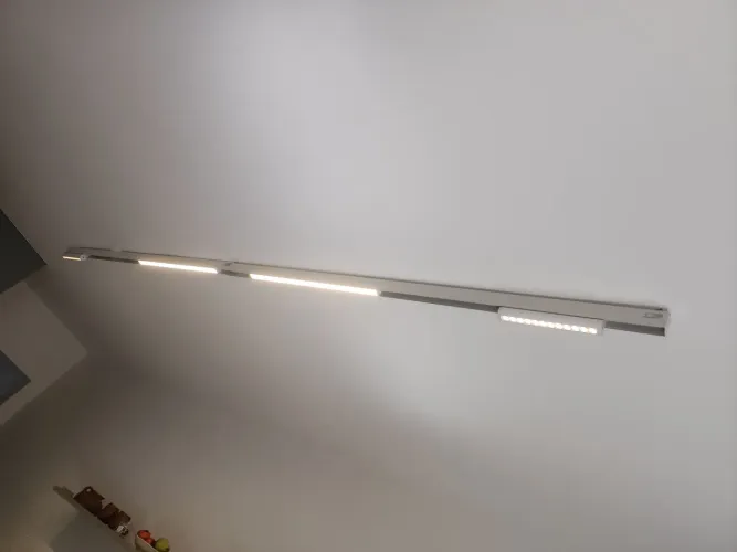 Luminária Trilho magnético com 4 pontos de iluminação sendo 2 moveis