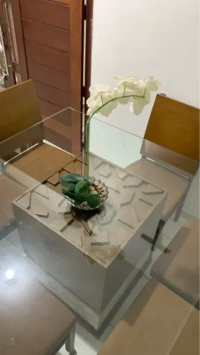 Mesa de Jantar Quadrada com Detalhes