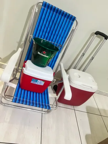Kit praia e piscina com cadeira reclinável, caixa térmica com rodinhas e balde.