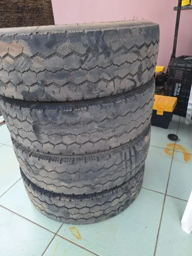 Pneus 235/ 17.5