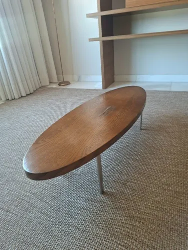 Mesa de centro oval em madeira com pés metálicos - Design moderno