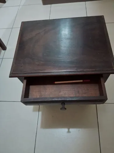 Mesinha de cabeceira em Madeira