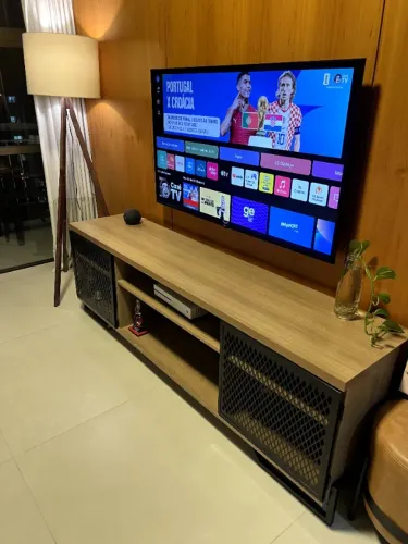 Rack para TV + Luminária de Piso - Design Industrial/Moderno