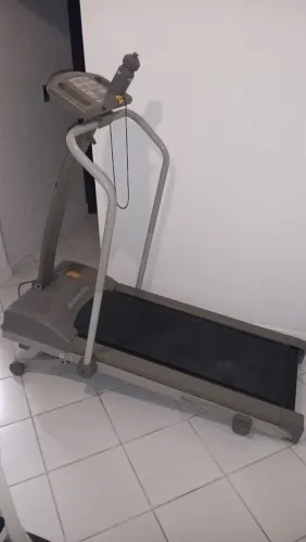 Esteira Athletic resistente com painel digital