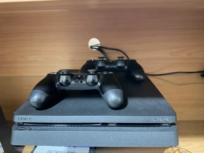 Vendo Ps4 slim (500GB) 2 controles DualShock Apenas: 1250