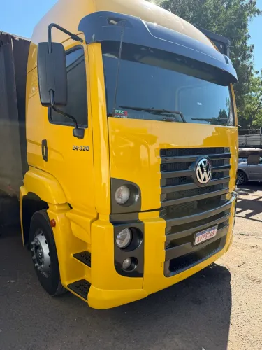 Caminhão Constellation 24-250