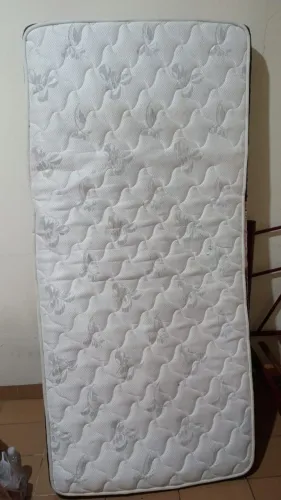 Vende se 2 camas de solteiro e 2 colchões