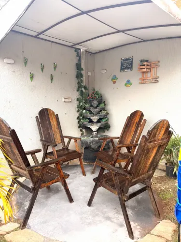 CONJUNTO COM 4 CADEIRAS RÚSTICAS EM MADEIRA