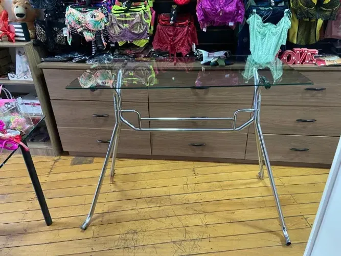 Mesa de Vidro com Estrutura Cromada - Excelente para Loja ou Exposição