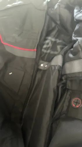 Nunca usada!Jaqueta masculina em couro, com proteção, linda! Entrego