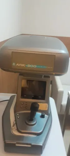 Auto-Refrator & Keratometro ARK-900