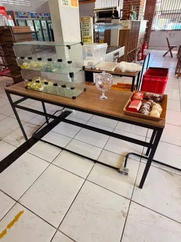 Mesa para expor mercadorias ou uso doméstico 