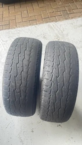 Um par de Pneus Usados 205/60 R16 - Atingiu o TWI