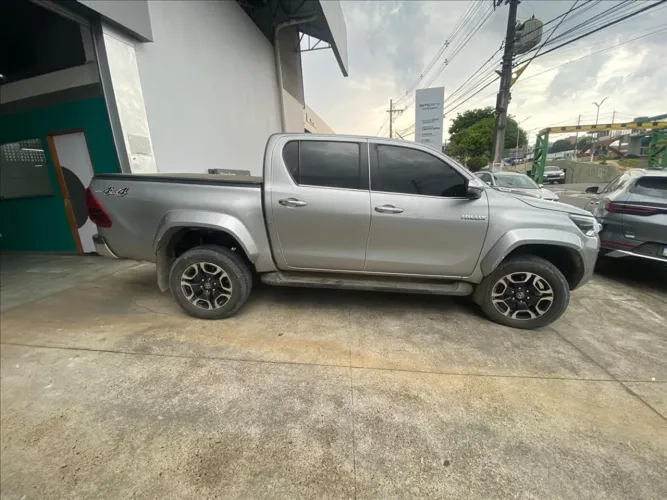 Toyota Hilux CD SRX Plus 4X4 2.8 TDI Die. Aut. 2024