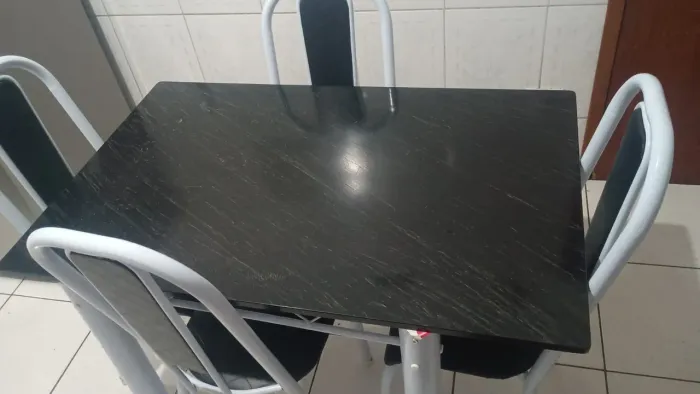 Mesa de mármore de 4 cadeiras