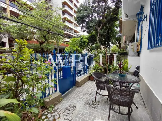 Casa de rua em Botafogo / Triplex / 300m²