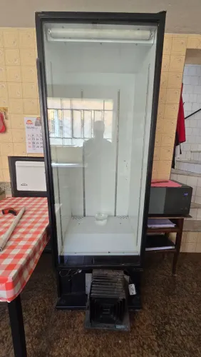 Freezer vertical com porta de vidro