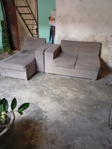 Sofá bom velho mas em boas condições ele todo