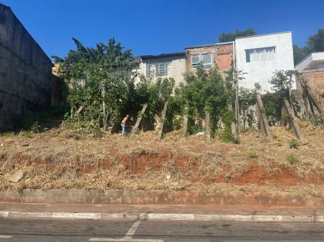 Lote atrás do Lago Taboão Rua Teixeira em Bragança Paulista