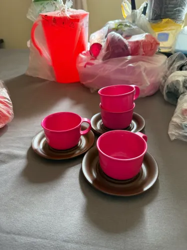 Jogo de 4 xícaras c/ pires Tupperware (pink e marrom)