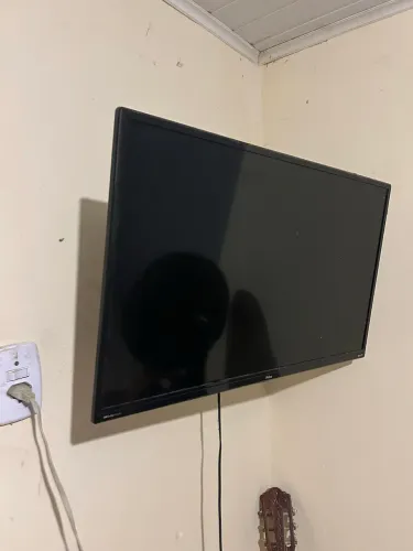 Vendo televisão com suporte queimado 