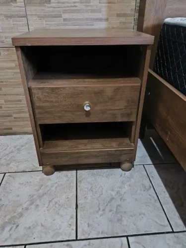 Mesa de cabeceira de cama
