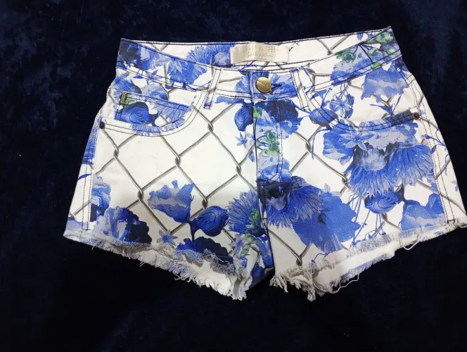 Short Jeans Branco com Flores Azuis Lança Perfume Tam 40 - Usado