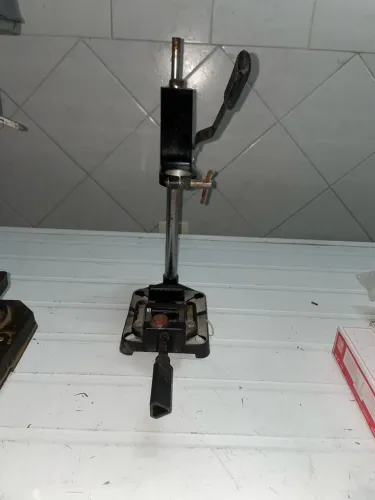 Furadeira de bancada manual