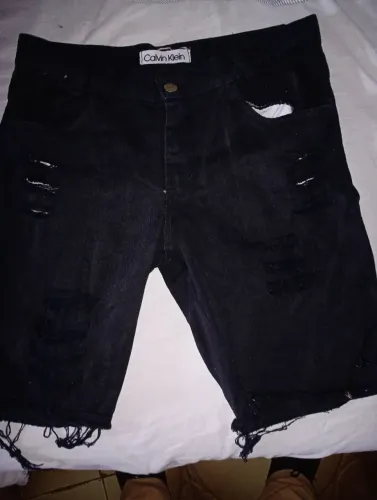 Vendo uma linda bermuda jeans Calvin klain top. Entrego