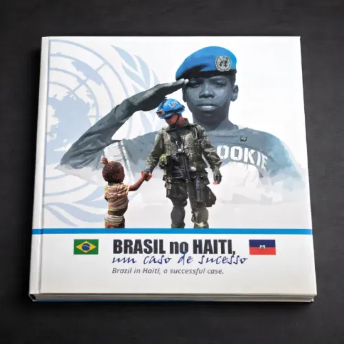 Livro "Brasil no Haiti: um caso de sucesso" - Missão ONU - Capa dura