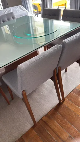 Vendo mesa com 8 cadeiras 