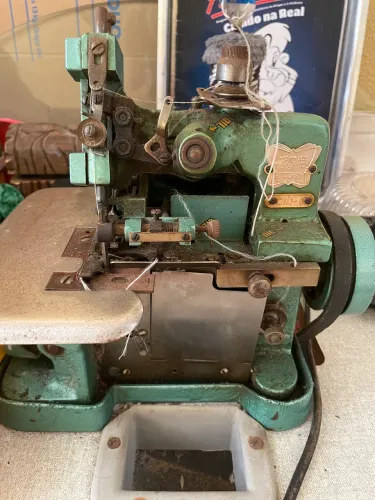 Máquina overlock industrial com mesa