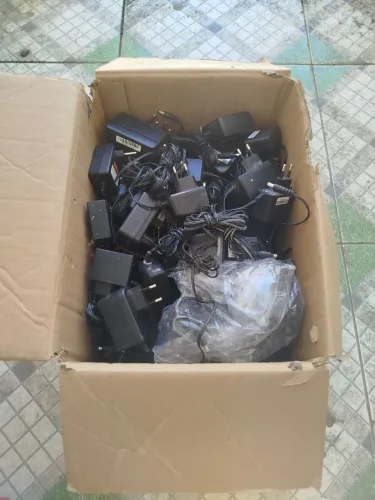 Caixa com 85 UND fontes