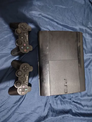 Vendo PS3 Super Slim 500 GB + 2 Controles + Jogos