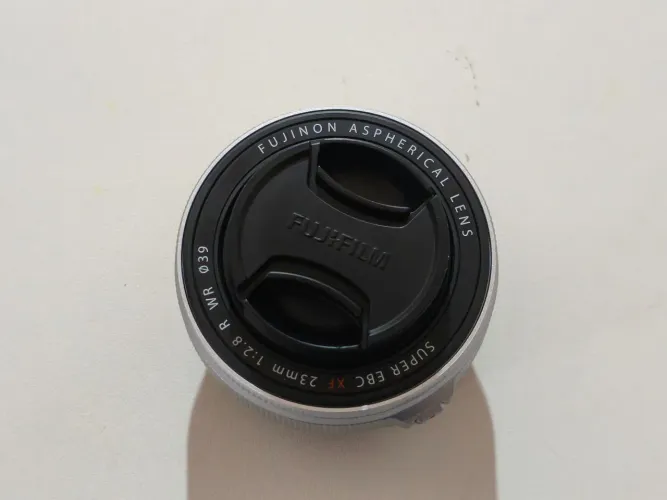 Lente Pancake Fujifilm XF 23mm 2.8 prata