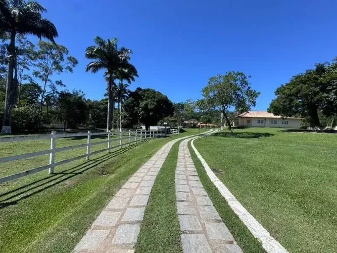 Barrozo Imóveis - Sítio de luxo de 9.600 m² plano, baias, lago e piquete reguado.