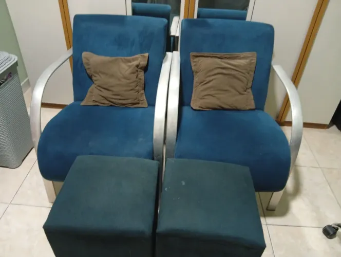 Conjunto poltronas e puffs 