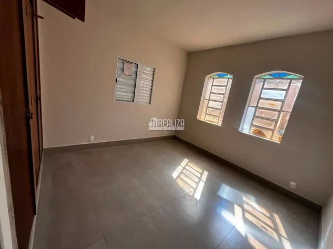Casa com 4 Quarto(s) e 2 banheiro(s) para Alugar, 10 m² por R$ 2230 / Mês