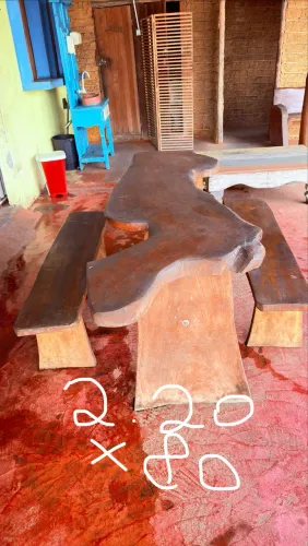 Mesa rústica de jaqueira com bancos