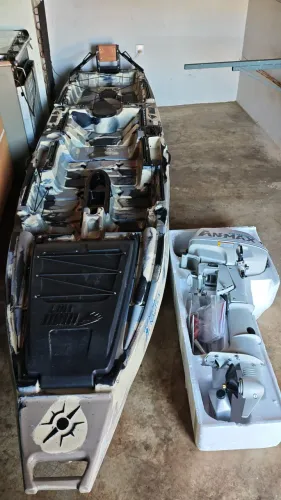 Vendo conjunto de pesca topissimo caiaque iron e motor anmax 3.5 HP 