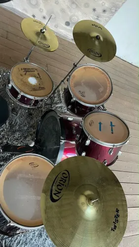 Bateria Turbo vermelha com pratos Orion