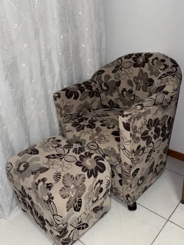 Poltrona de amamentação com puff