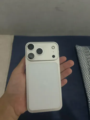 iPhone 11 na carcaça do 17 Pro