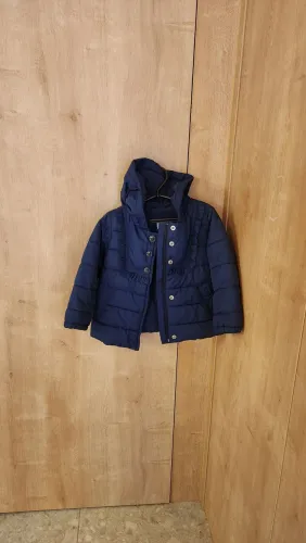 Jaqueta BABY GAP puffer, azul, com capuz acolchoado, com zíper e botões, em ótimo estado. 