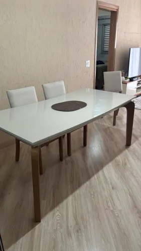 Mesa de jantar, com 1,80m, no tampa de vidro
